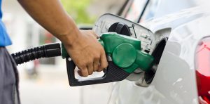 Za benzín zaplatíte nejméně od roku 2010.