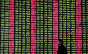 Na čínské burze stále pokračuje propad akcií